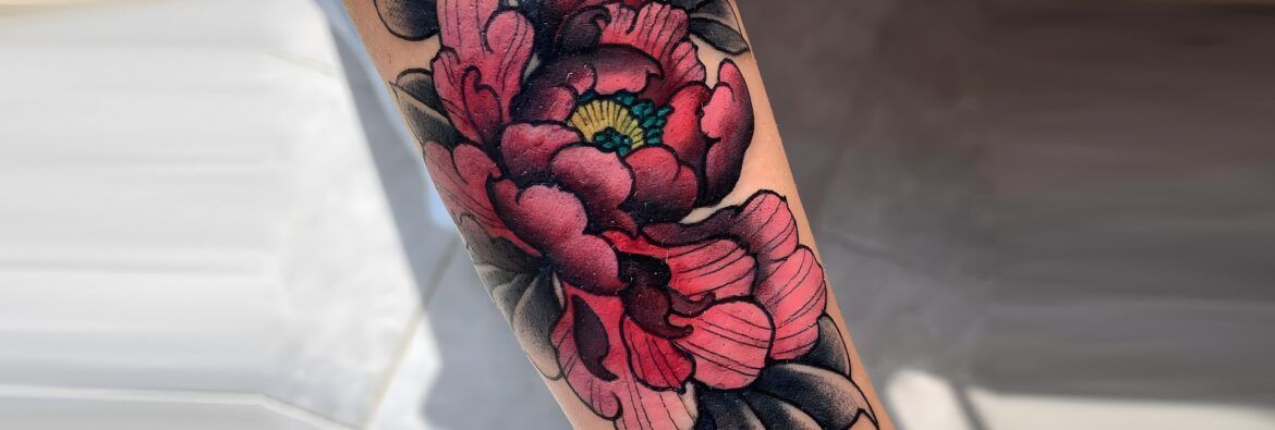 Tatuaje en color de flores realizado por Aitor Murga en Ink for All Tattoo