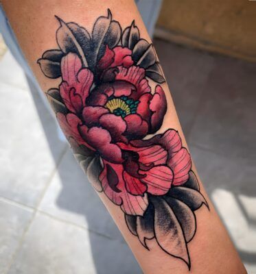 Tatuaje en color de flores realizado por Aitor Murga en Ink for All Tattoo