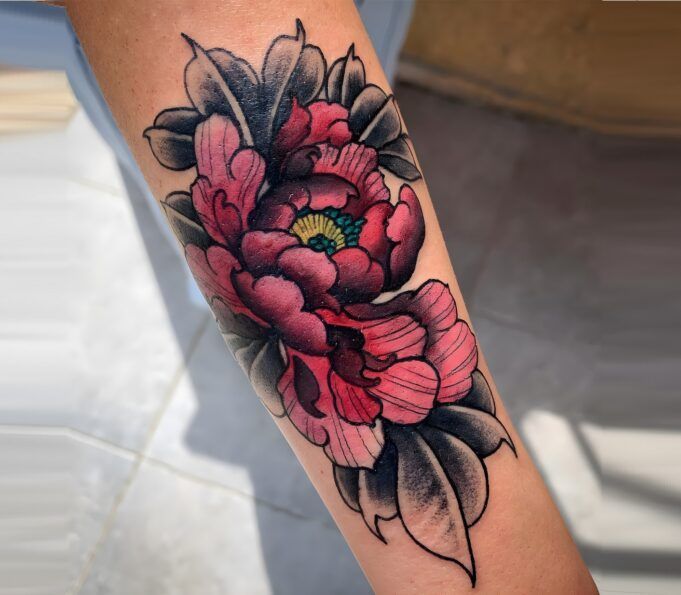 Tatuaje en color de flores realizado por Aitor Murga en Ink for All Tattoo