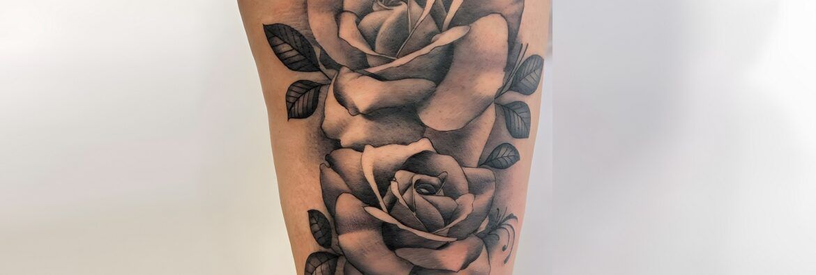 Tatuaje de 2 rosas realizado por Aitor Murga en Ink for All Tattoo