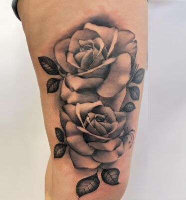 Tatuaje de 2 rosas realizado por Aitor Murga en Ink for All Tattoo