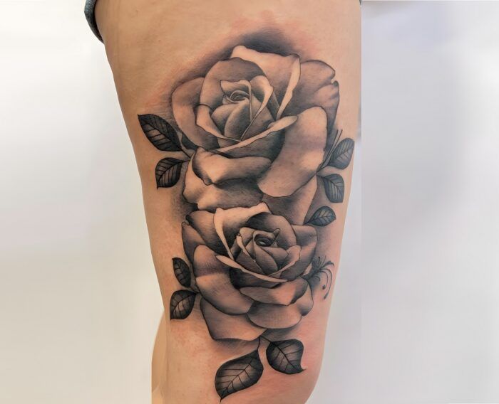 Tatuaje de 2 rosas realizado por Aitor Murga en Ink for All Tattoo