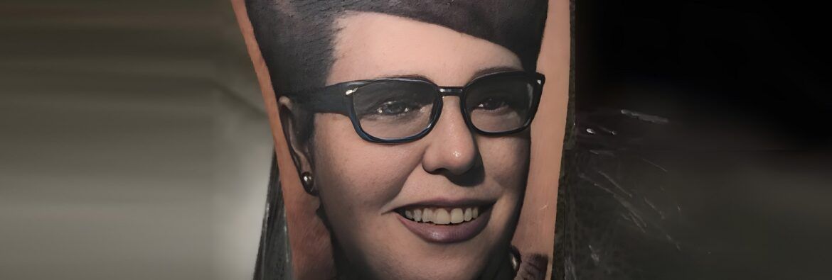 Tatuaje realista de mujer con gafas realizado por Aitor Murga en Ink for All Tattoo