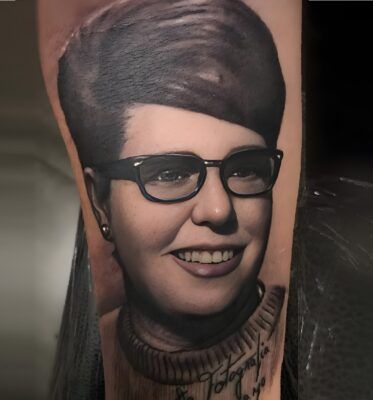 Tatuaje realista de mujer con gafas realizado por Aitor Murga en Ink for All Tattoo