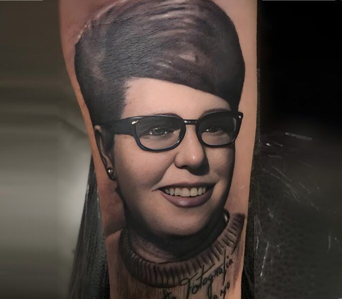 Tatuaje realista de mujer con gafas realizado por Aitor Murga en Ink for All Tattoo