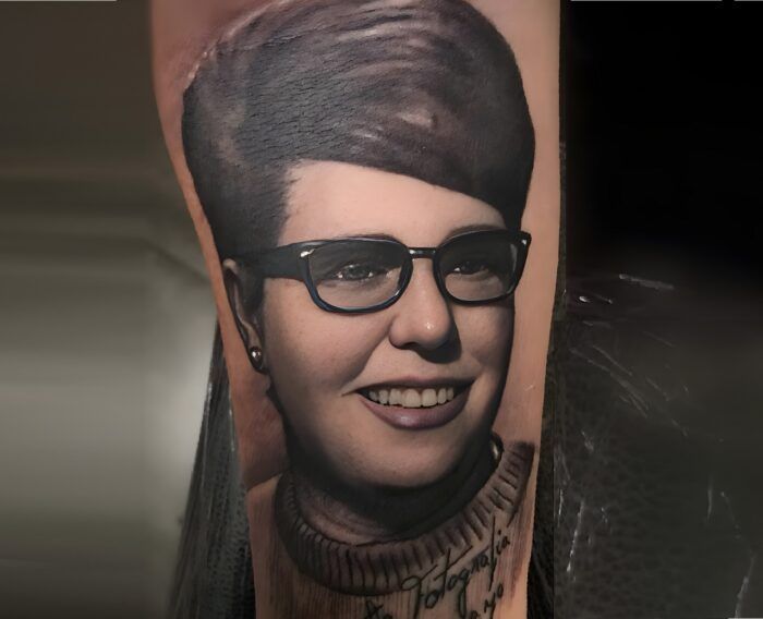 Tatuaje realista de mujer con gafas realizado por Aitor Murga en Ink for All Tattoo