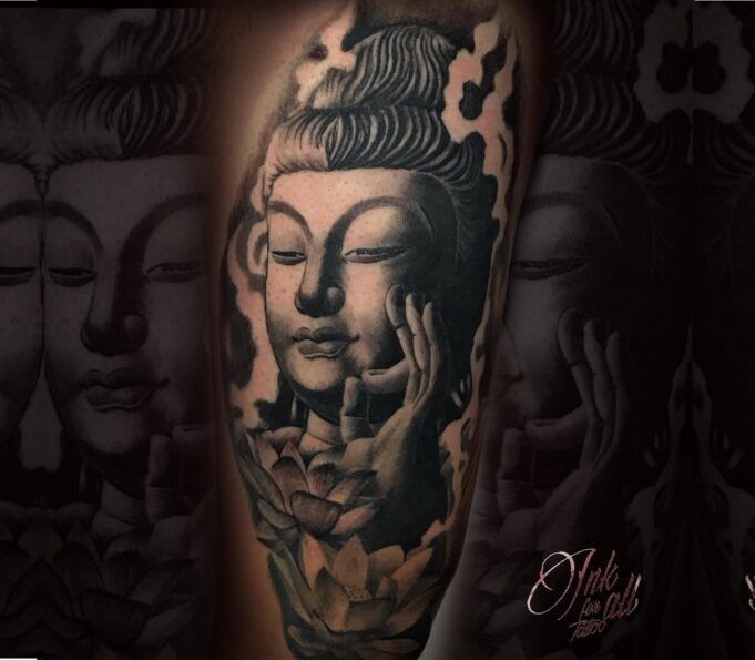 Tatuaje realista de buda realizado por Aitor Murga en Ink for All Tattoo