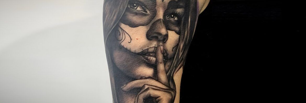 Tatuaje realista de catrina pidiendo silencio realizado por Aitor Murga en Ink for All Tattoo