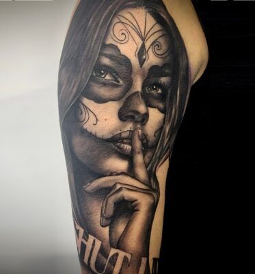 Tatuaje realista de catrina pidiendo silencio realizado por Aitor Murga en Ink for All Tattoo