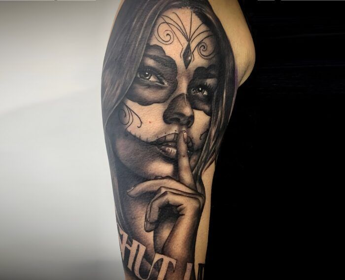 Tatuaje realista de catrina pidiendo silencio realizado por Aitor Murga en Ink for All Tattoo