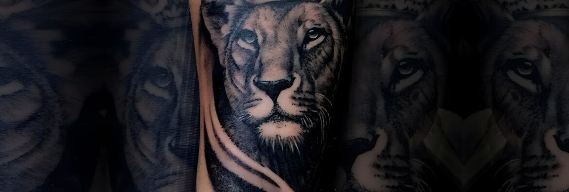 Tatuaje realista de leon con corona realizado por Aitor Murga en Ink for All Tattoo