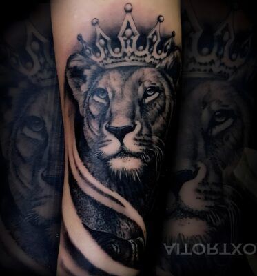 Tatuaje realista de leon con corona realizado por Aitor Murga en Ink for All Tattoo