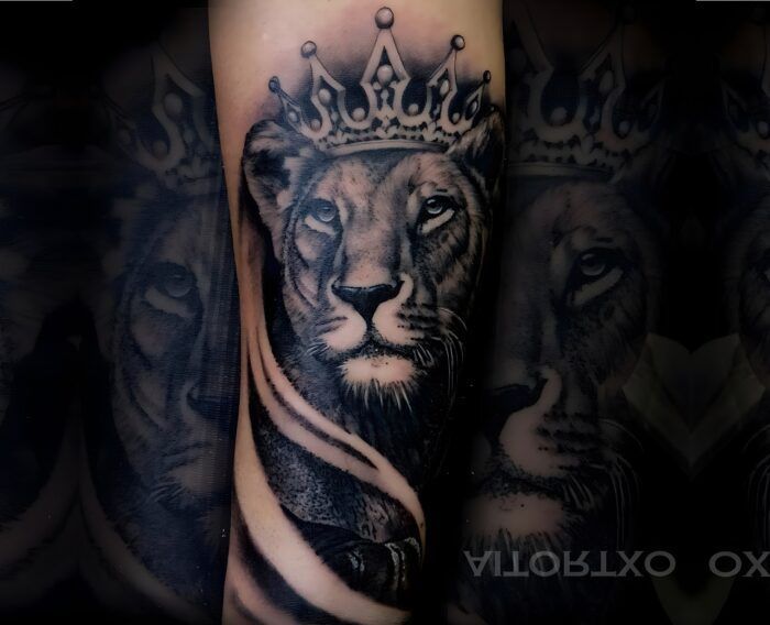 Tatuaje realista de leon con corona realizado por Aitor Murga en Ink for All Tattoo