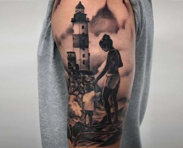 Tatuaje realista de madre e hijo realizado por Aitor Murga en Ink for All Tattoo