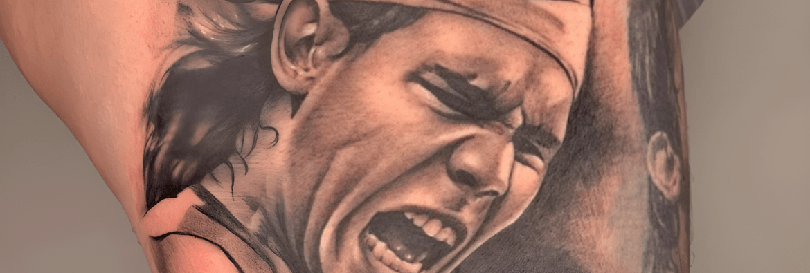 Tatuaje realista de Rafa Nadal en blanco y negro realizado por Aitor Murga en Ink for All Tattoo