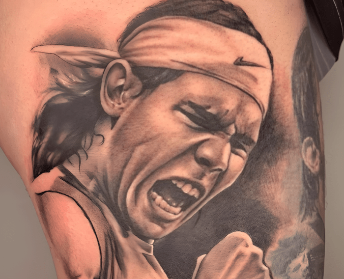 Tatuaje realista de Rafa Nadal en blanco y negro realizado por Aitor Murga en Ink for All Tattoo