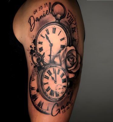 Tatuaje relojes, rosa y nombres realizado por Aitor Murga en Ink for All Tattoo