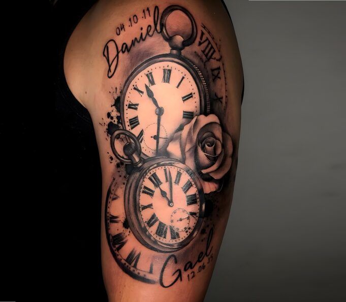 Tatuaje relojes, rosa y nombres realizado por Aitor Murga en Ink for All Tattoo