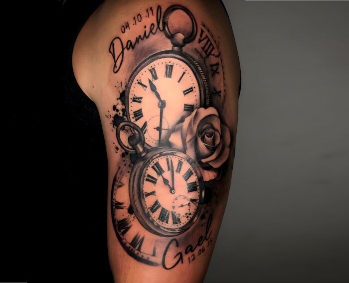 Tatuaje relojes, rosa y nombres realizado por Aitor Murga en Ink for All Tattoo