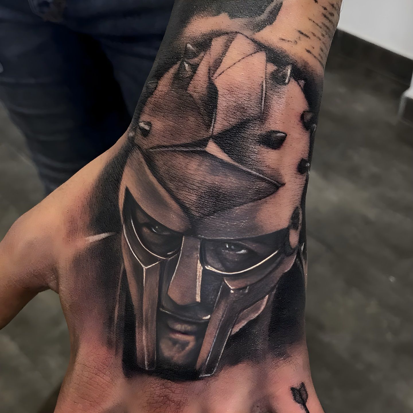 Tatuaje realista de espartano realizado por Aitor Murga en Ink for All Tattoo