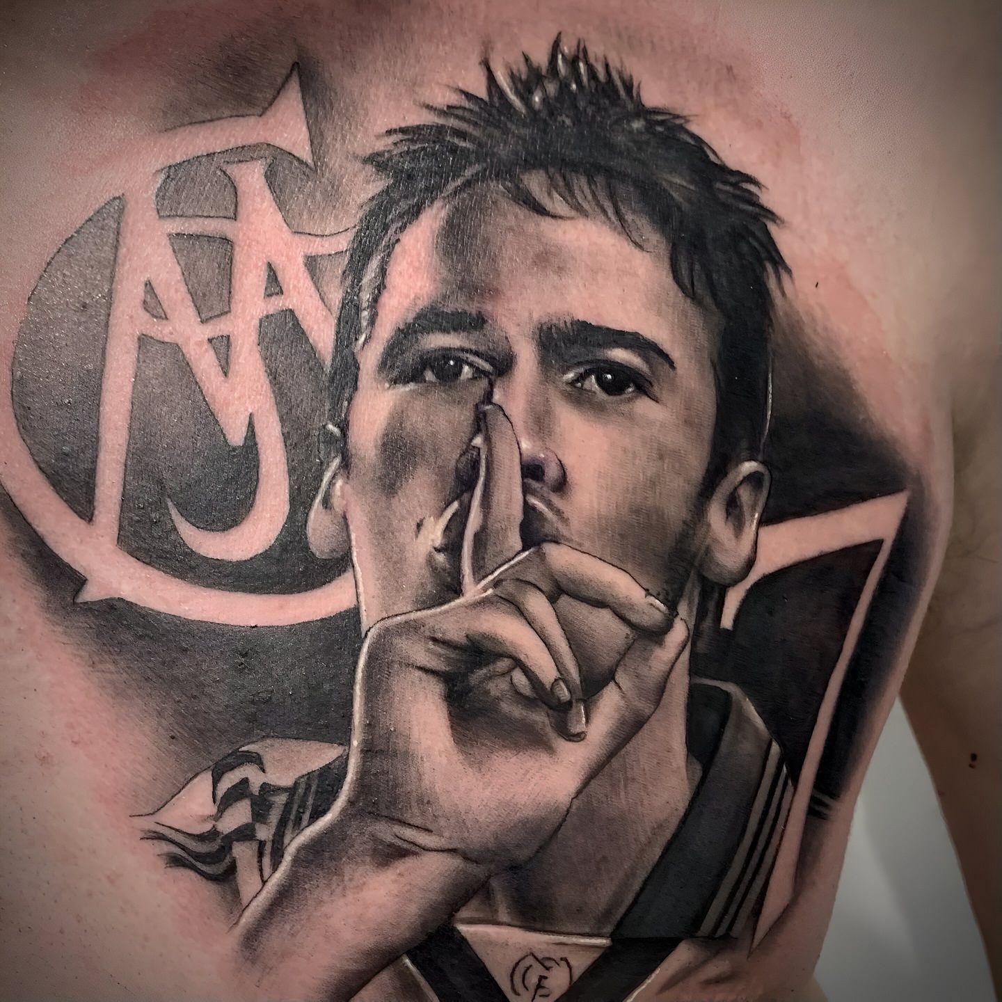 Tatuaje realista del futbolista Raúl realizado por Aitor Murga en Ink for All