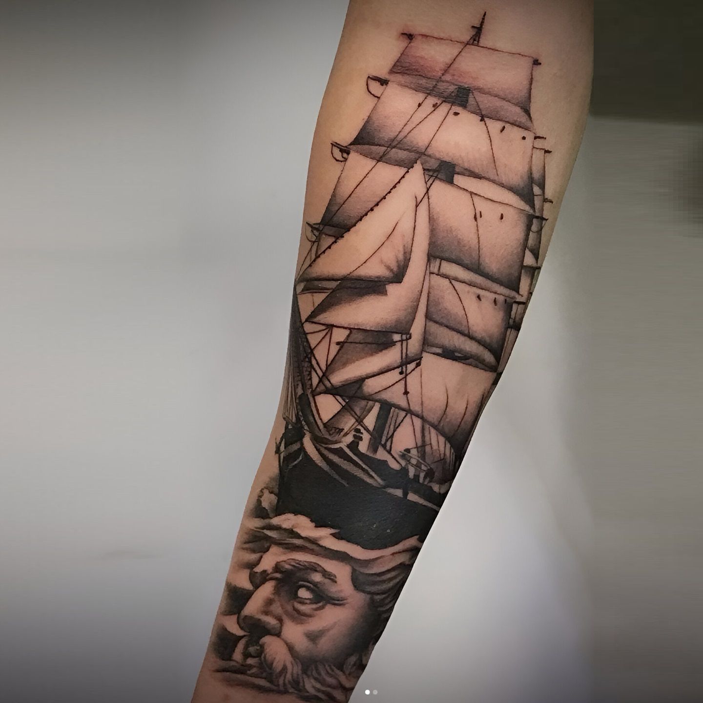 Tatuaje barco de vela realizado por Aitor Murga en Ink for All Tattoo