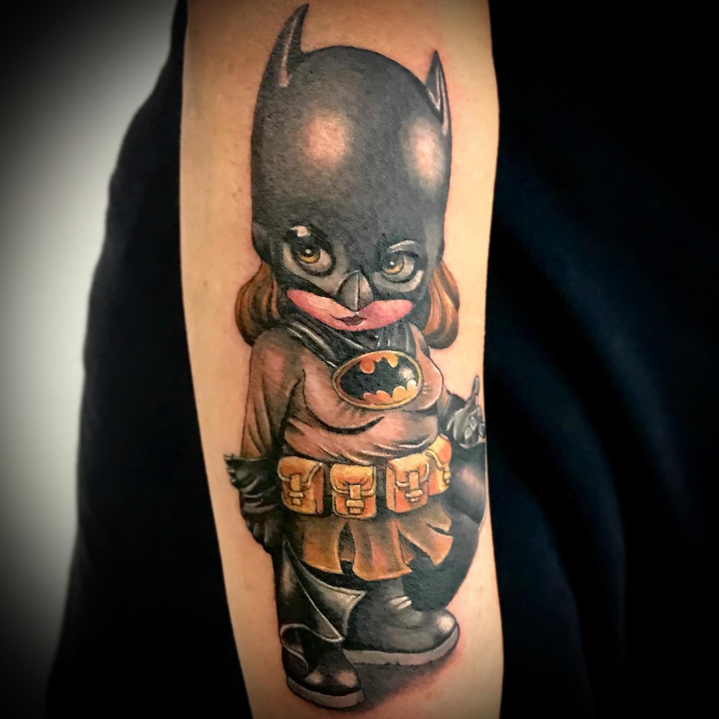 Tatuaje batwoman niña realizado por Aitor Murga en Ink for All Tattoo