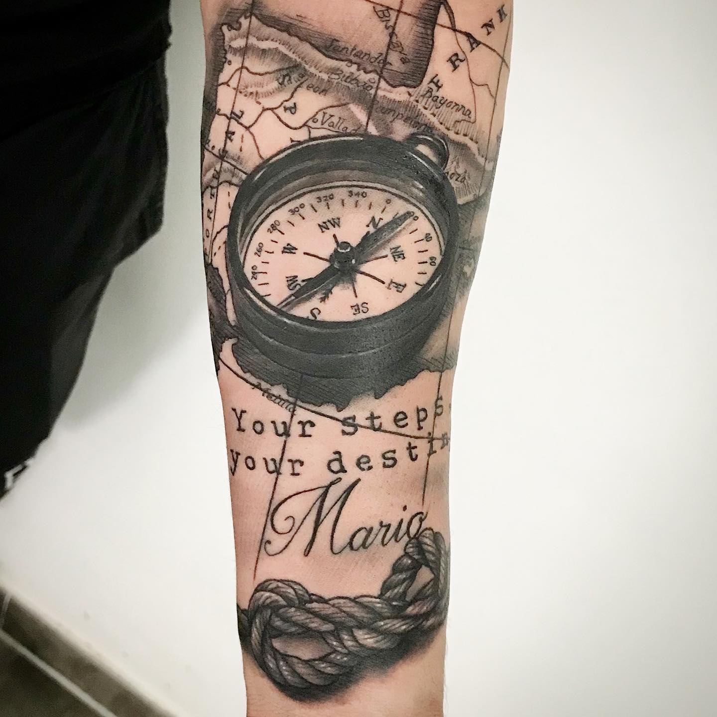 Tatuaje brujula y mapa realizado por Aitor Murga en Ink for All Tattoo