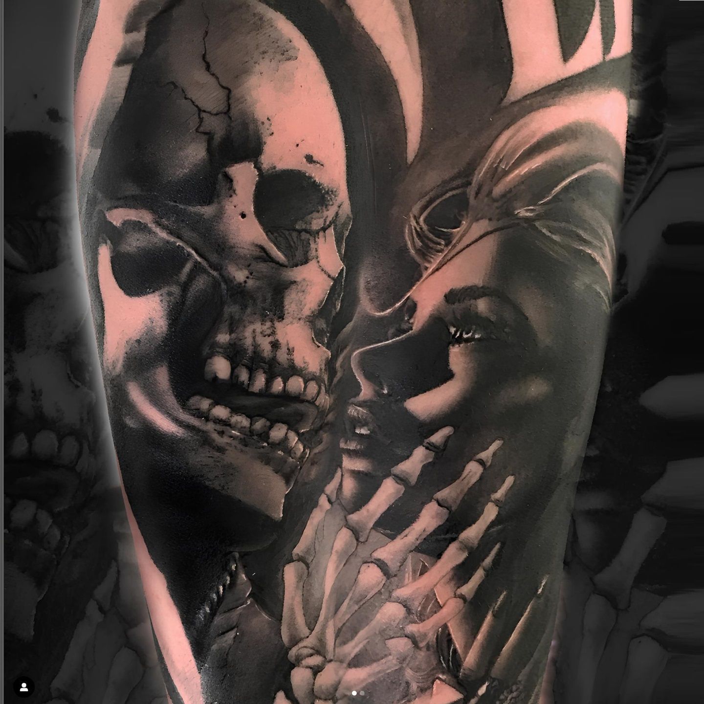 Tatuaje calavera mirando a mujer realizado por Aitor Murga en Ink for All Tattoo