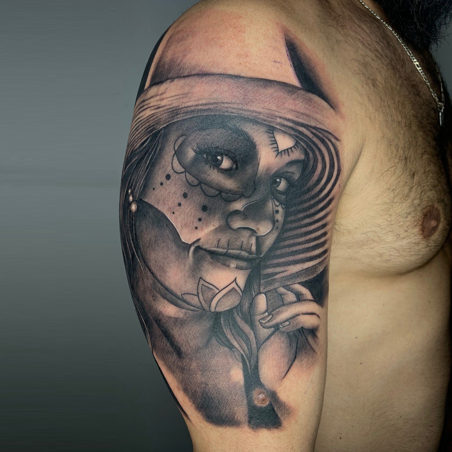 Tatuaje realista de catrina con sobrero realizado por Aitor Murga en Ink for All Tattoo