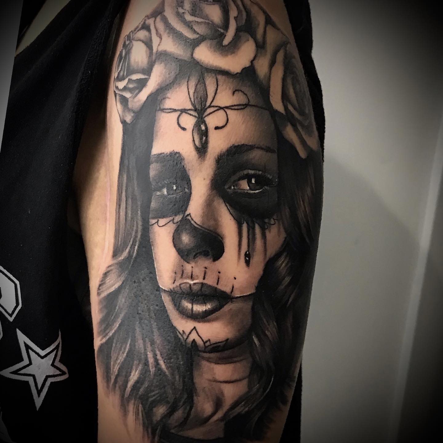 Tatuaje realista de catrina llorando realizado por Aitor Murga en Ink for All Tattoo