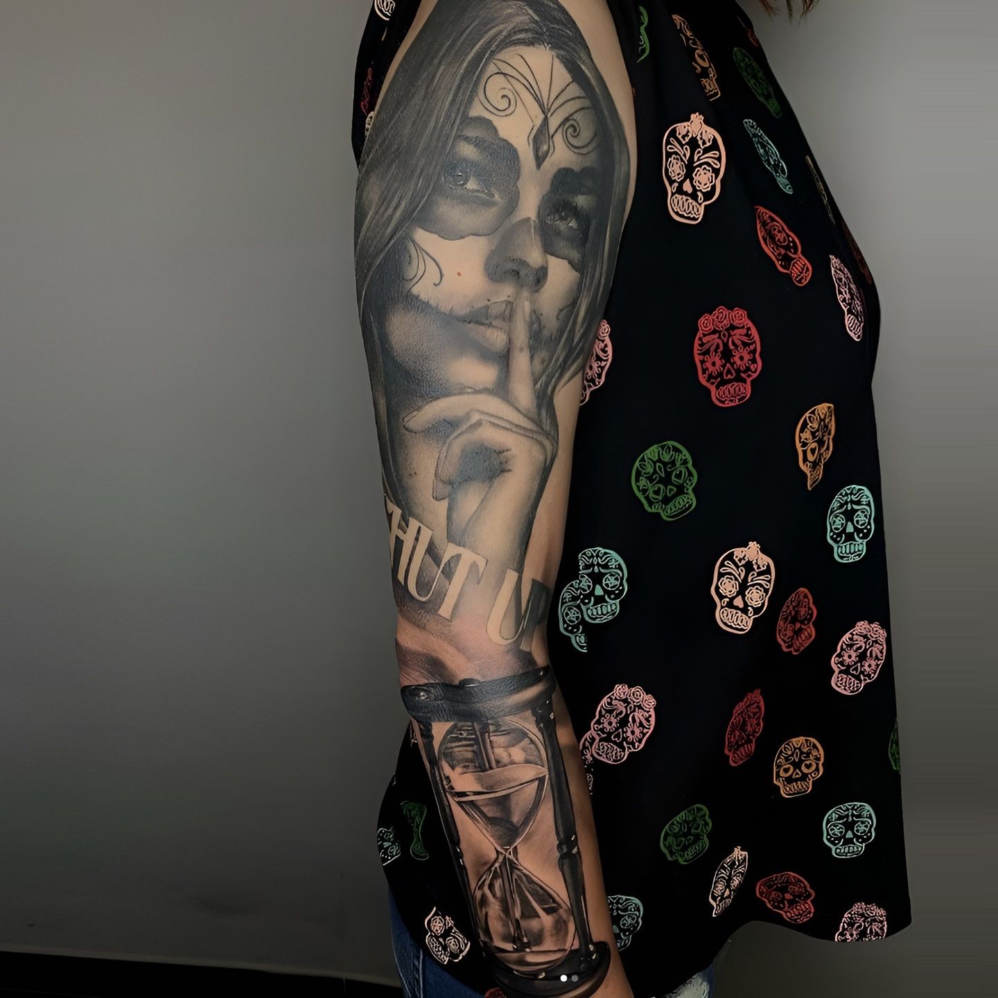 Tatuaje realista de catrina pidiendo silencio realizado por Aitor Murga en Ink for All Tattoo