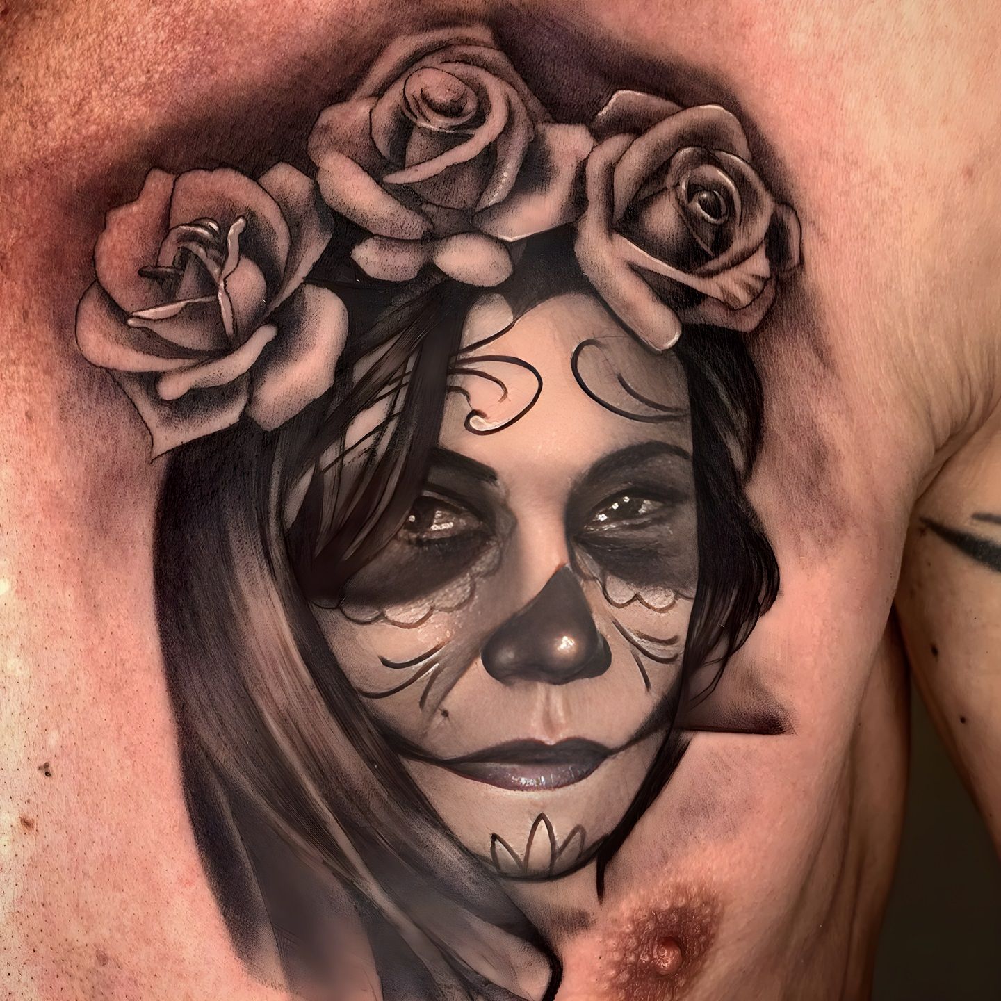 Tatuaje realista de catrina con rosas realizado por Aitor Murga en Ink for All Tattoo