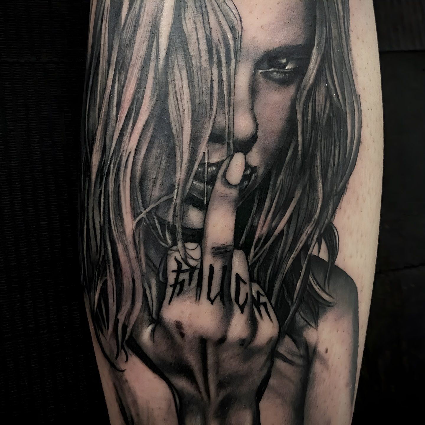 Tatuaje realista de mujer realizado por Aitor Murga en Ink for All Tattoo