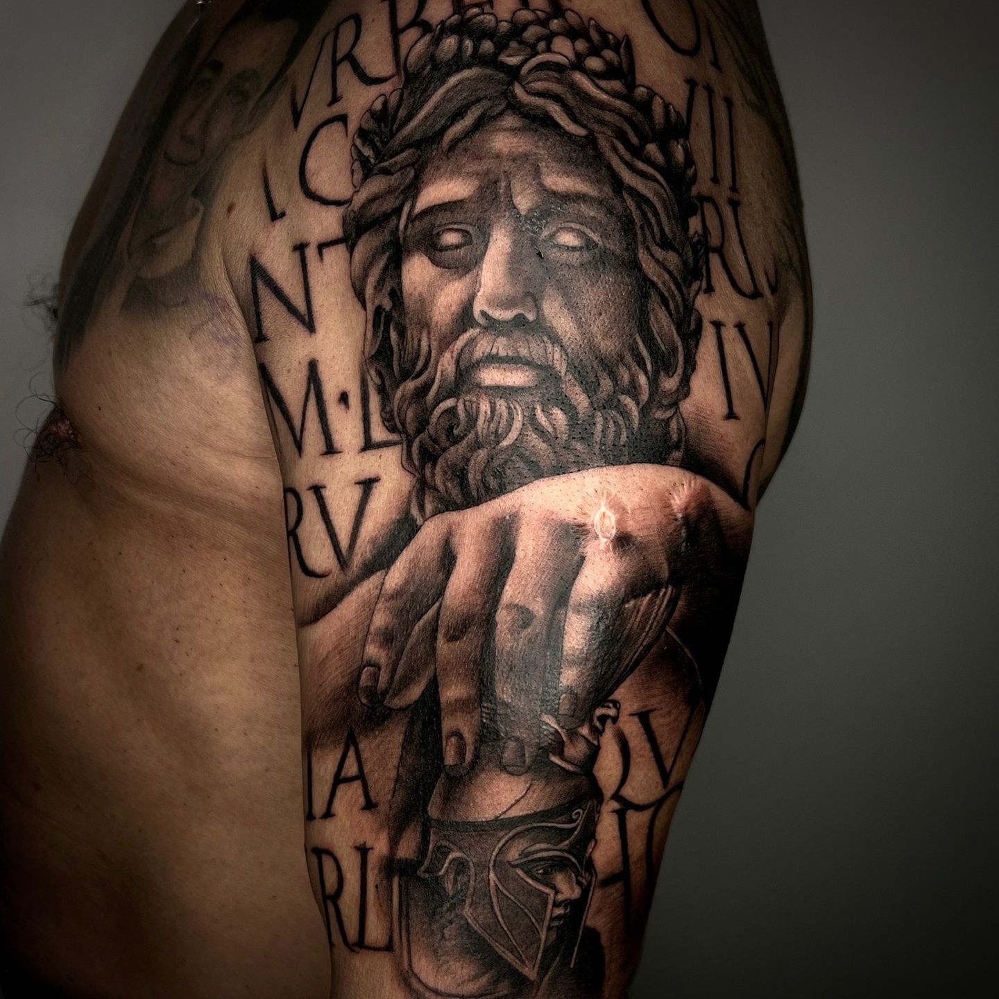 Tatuaje de Ares y soldado realizado por Aitor Murga en Ink for All Tattoo
