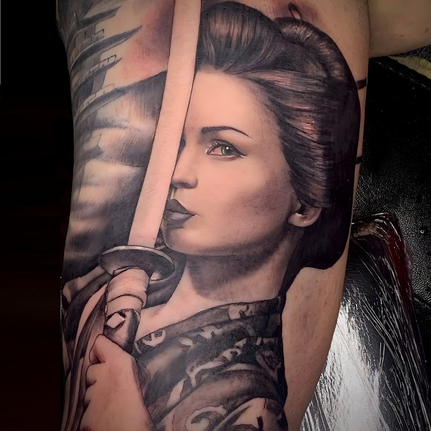 Tatuaje de guerrera japonesa con espada realizado por Aitor Murga en Ink for All Tattoo