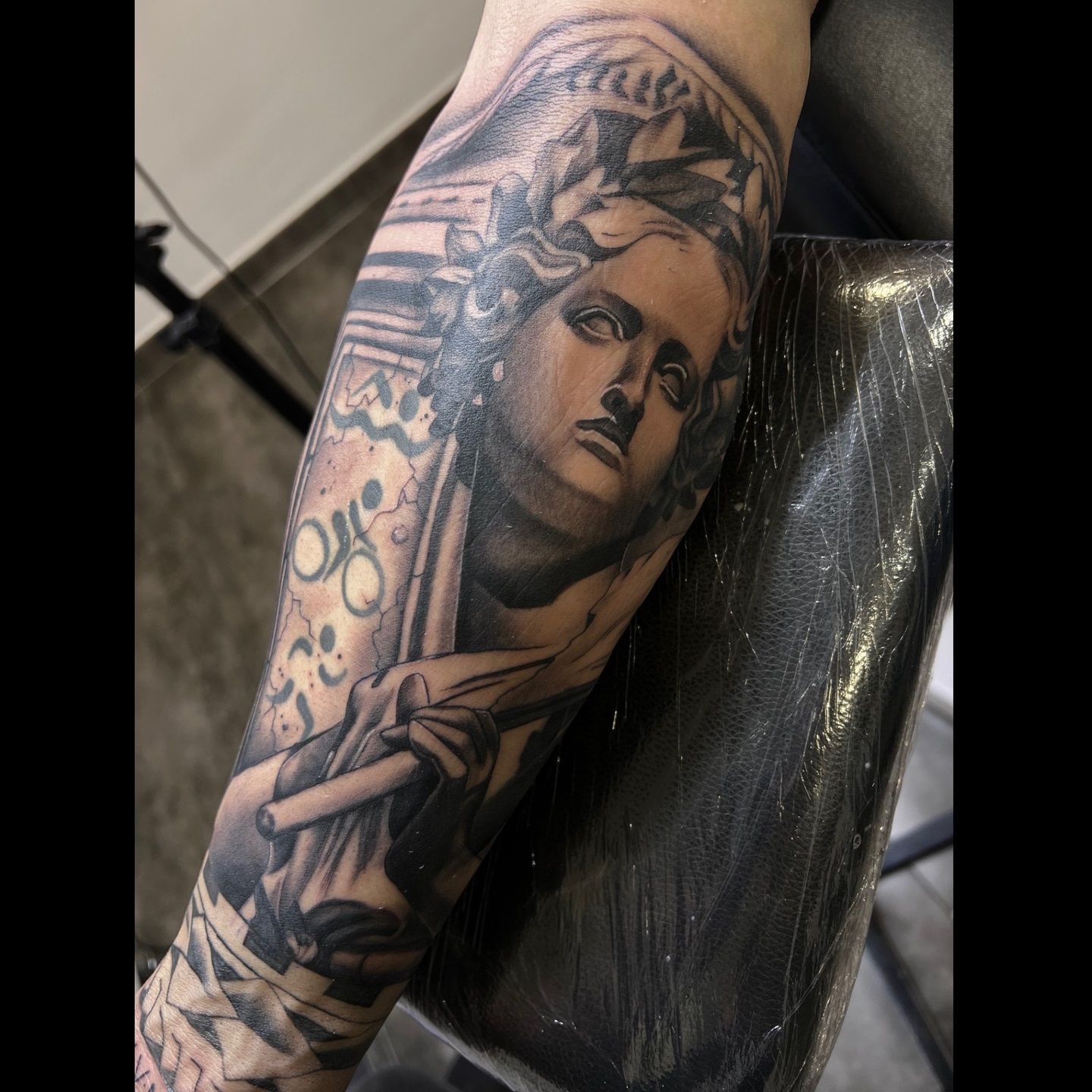 Tatuaje representativo de la figura de la Justicia realizado por Aitor Murga en Ink for All