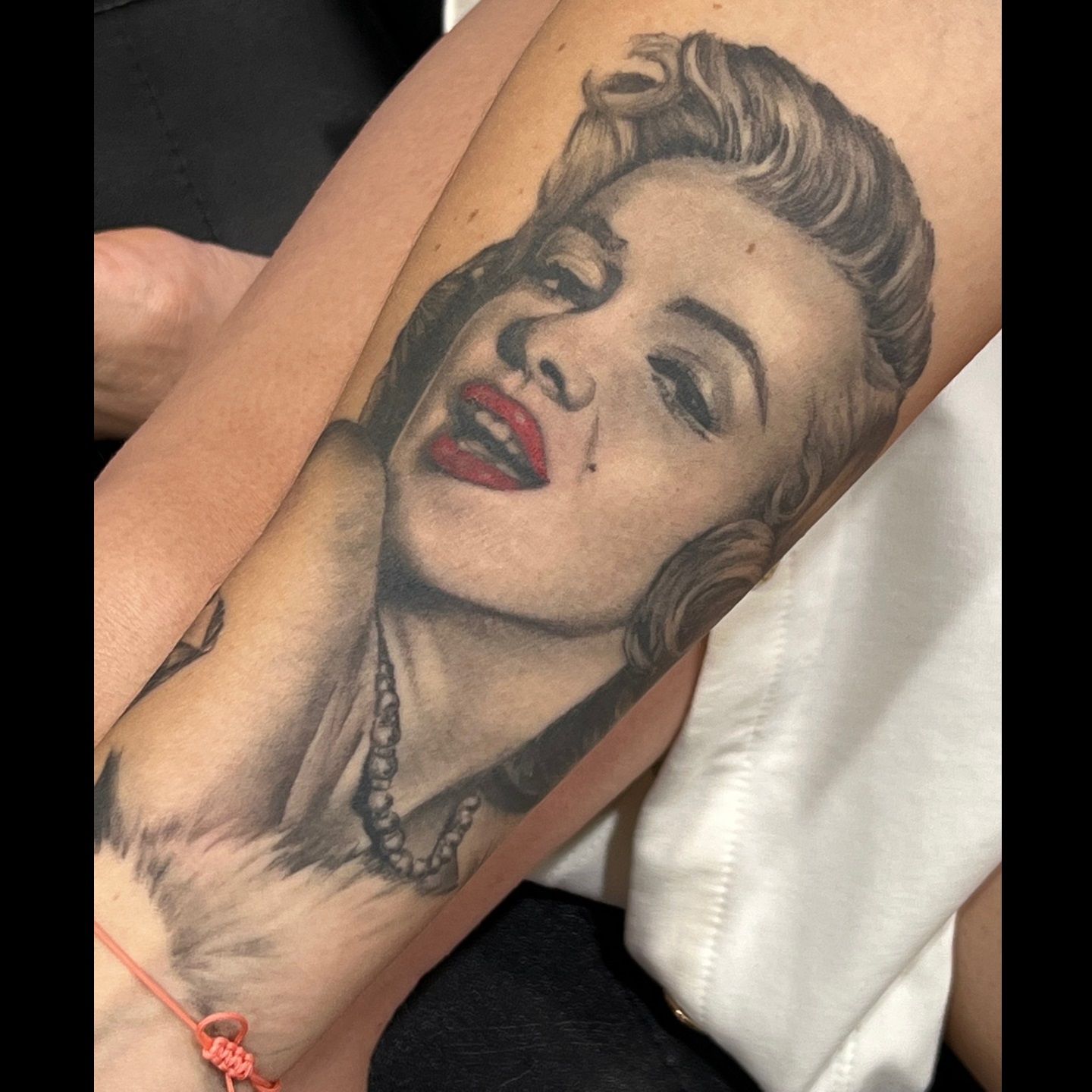 Tatuaje realista de Marilyn Monroe realizado por Aitor Murga en Ink for All