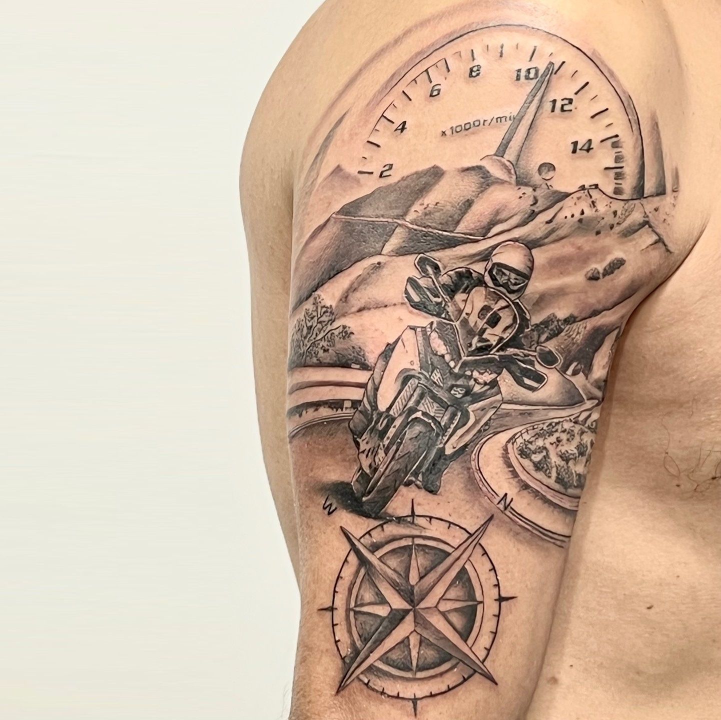 Tattoo de motorista condiciendo realizado por Aitor Murga en Ink for All