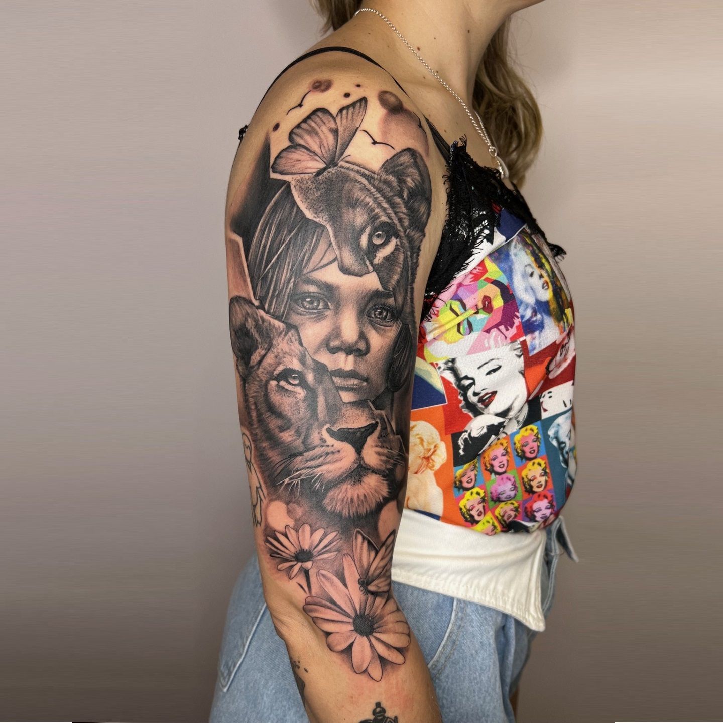 Tatuaje realista de niña y leona realizado por Aitor Murga en Ink for All