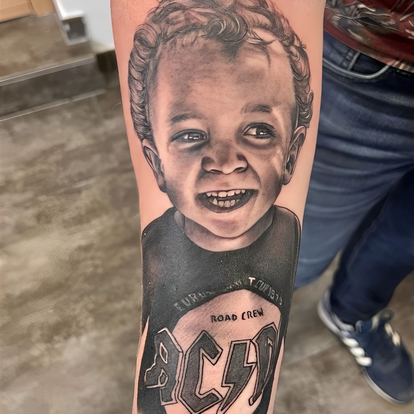 Tattoo de niño con camiseta de ACDC realizado por Aitor Murga en Ink for All