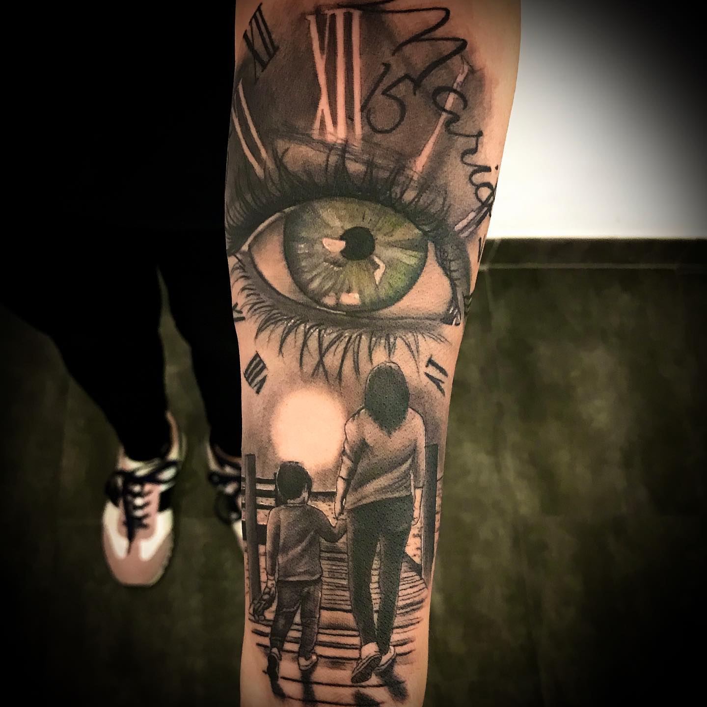 Tattoo de madre e hijo de la mano realizado por Aitor Murga en Ink for All