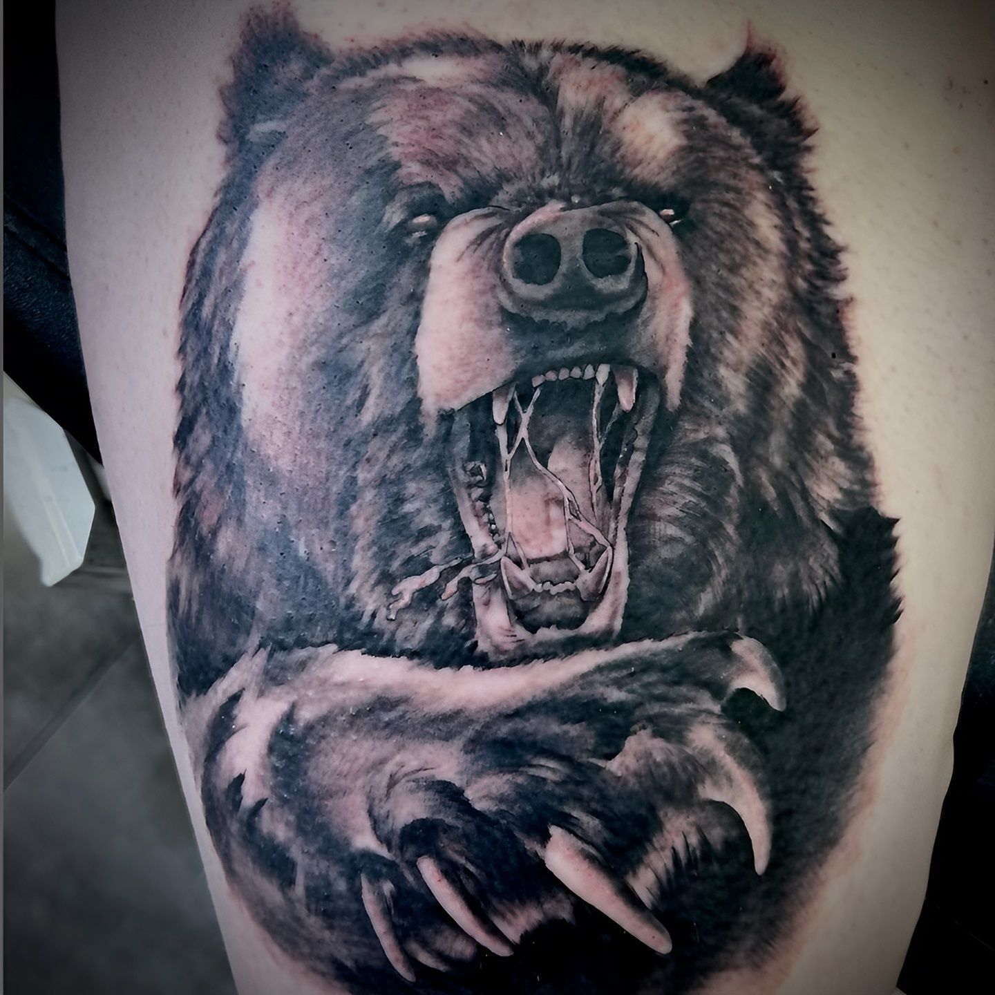 Tattoo de un oso en blanco y negro realizado por Aitor Murga en Ink for All