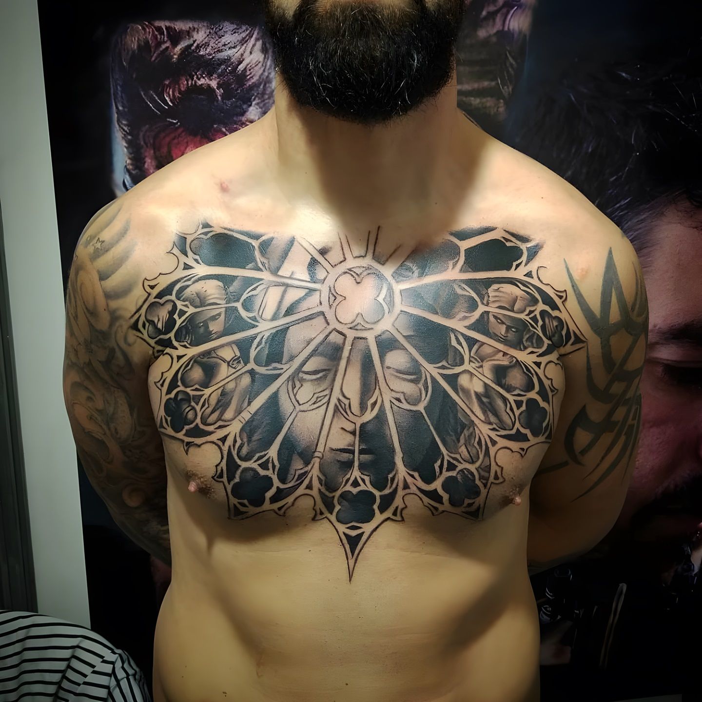 Tatuaje simbolico en blanco y negro realizado por Aitor Murga en Ink for All