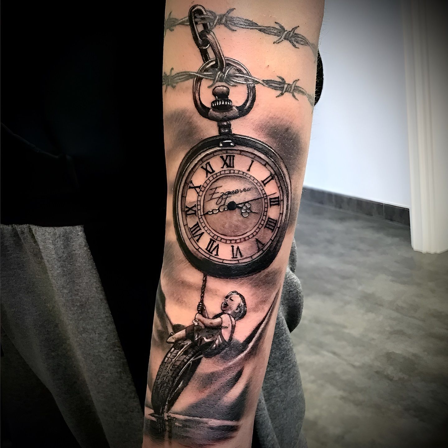 Tatuaje familiar de reloj y niño realizado en Ink for All por Aitor Murga