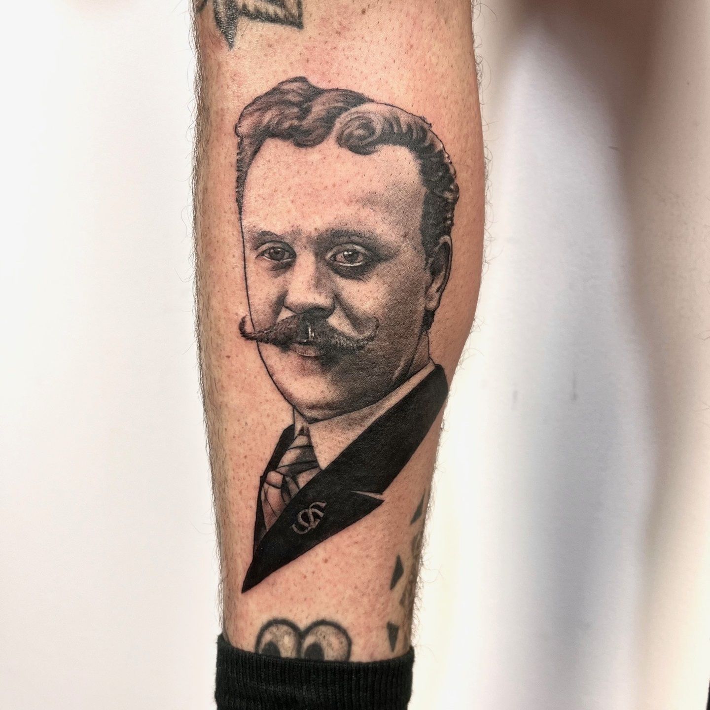 Retrato busto de hombre tatuado en Ink for All por Aitor Murga