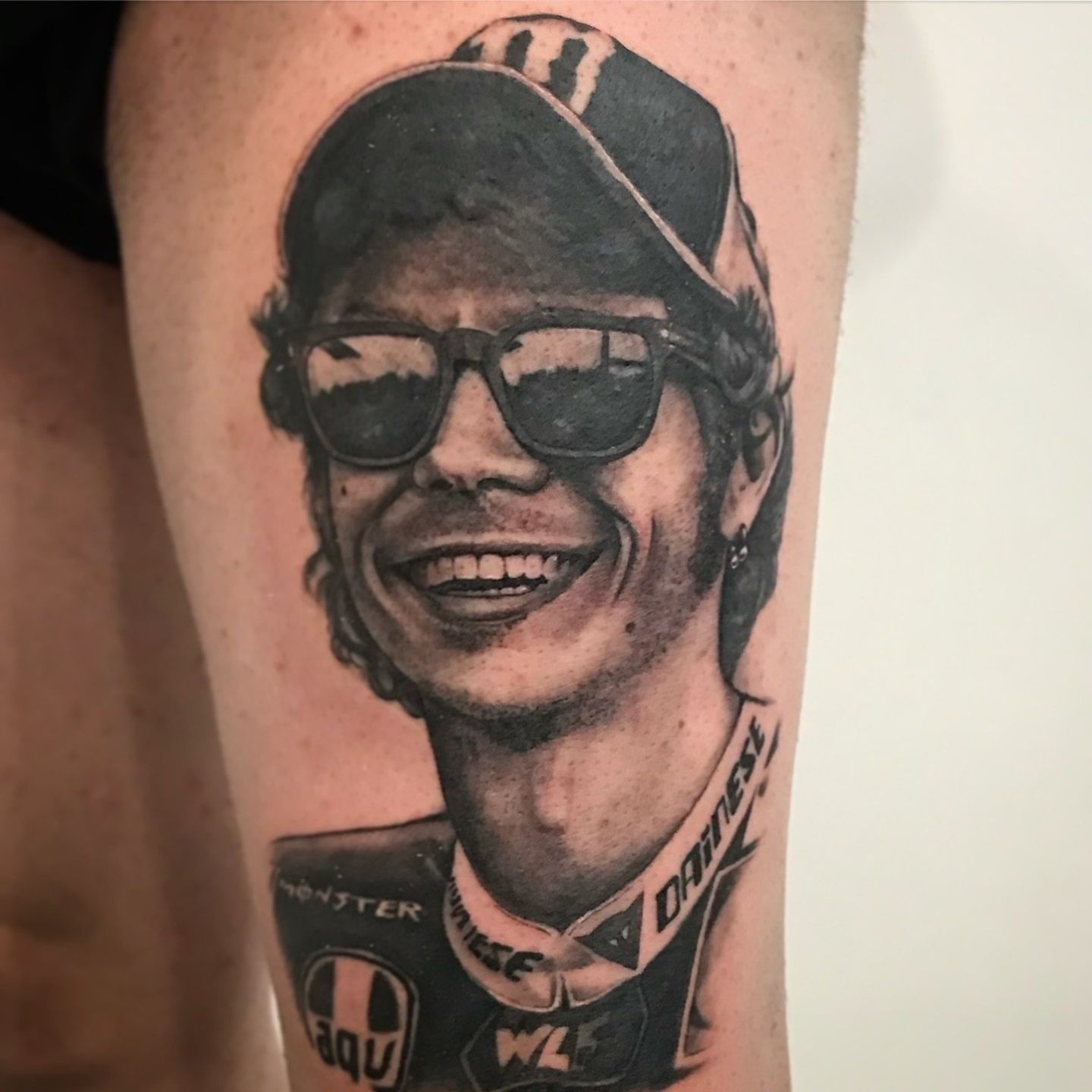 Tatuaje realista de Valentino Rossi realizado por Aitor Murga en Ink for All
