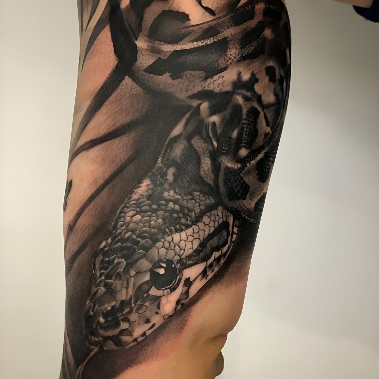 Tattoo realista de una serpiente realizado por Aitor Murga en Ink for All