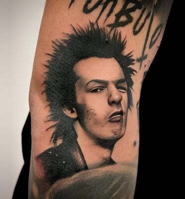 Tattoo realista de Sid Vicius, Sex Pistols realizado por Aitor Murga en Ink for All