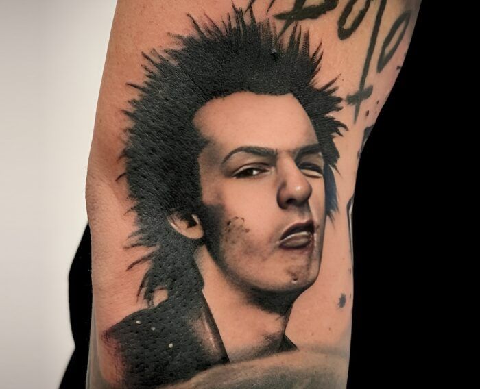 Tattoo realista de Sid Vicius, Sex Pistols realizado por Aitor Murga en Ink for All